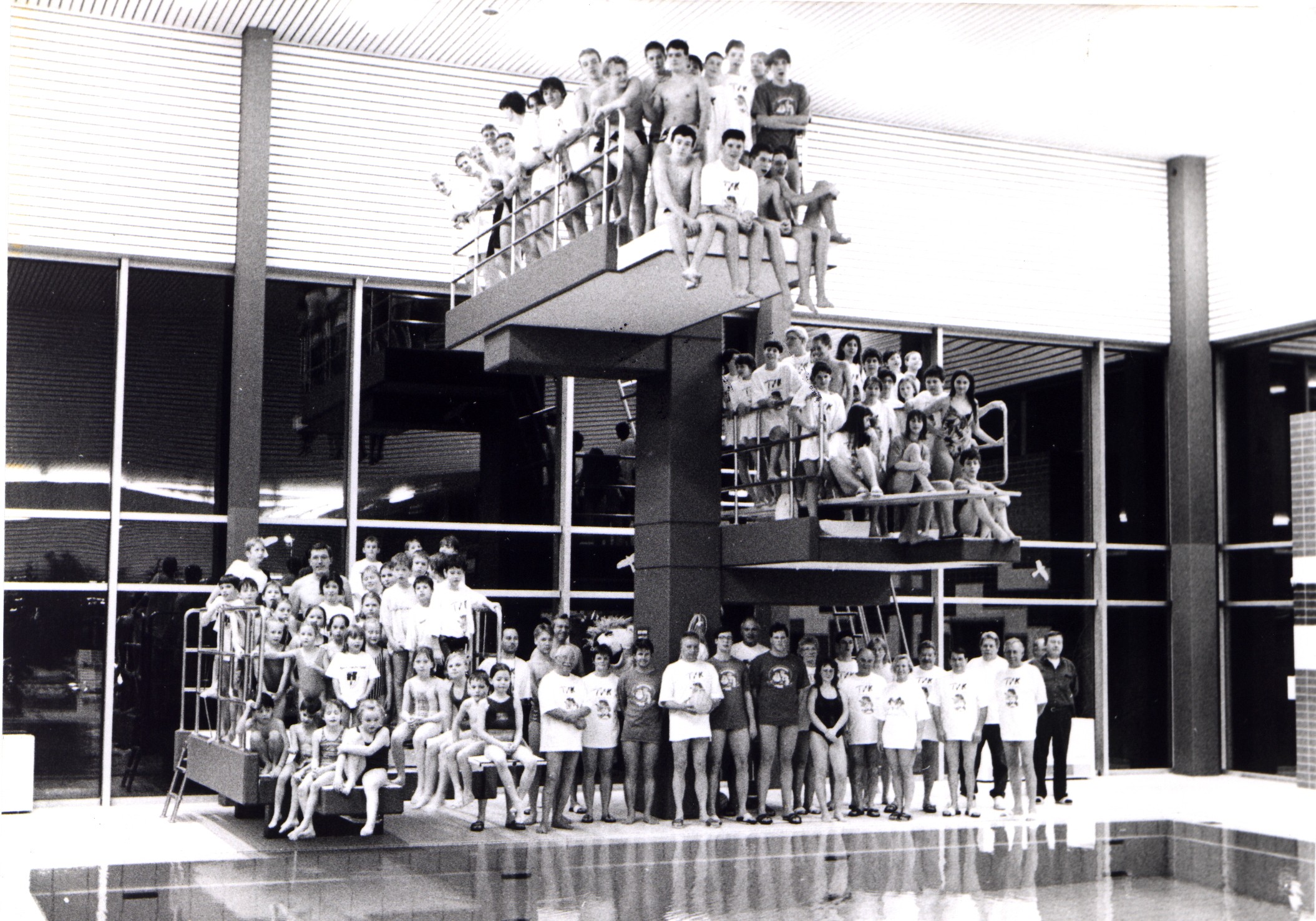 1994 TVK Schwimmen alle Aktive und Trainer am Sprungturm